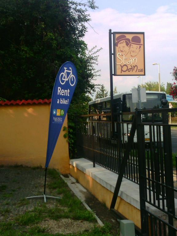 Stan Es Panzio Bed & Breakfast Balatonalmádi Екстериор снимка