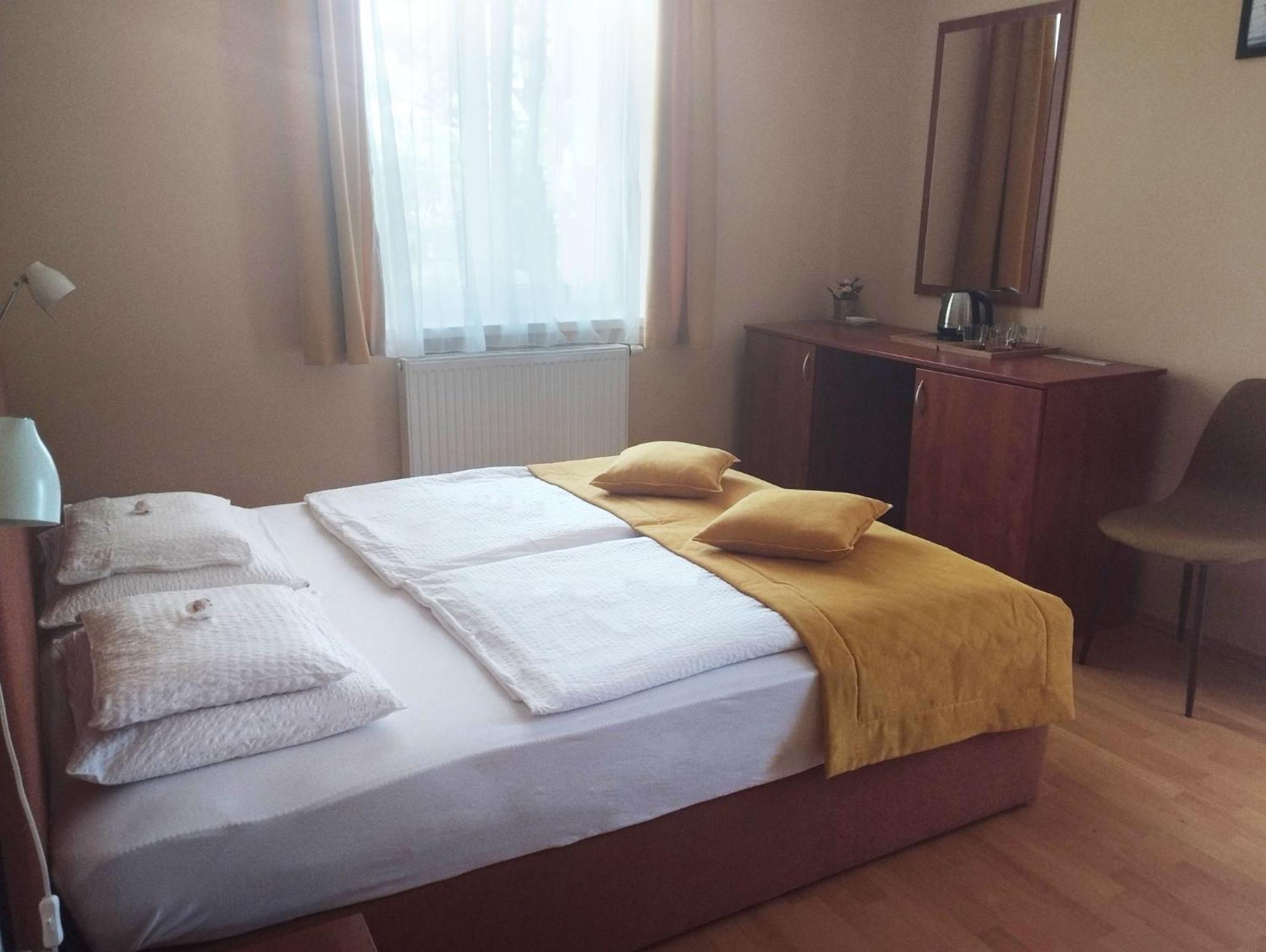 Stan Es Panzio Bed & Breakfast Balatonalmádi Екстериор снимка