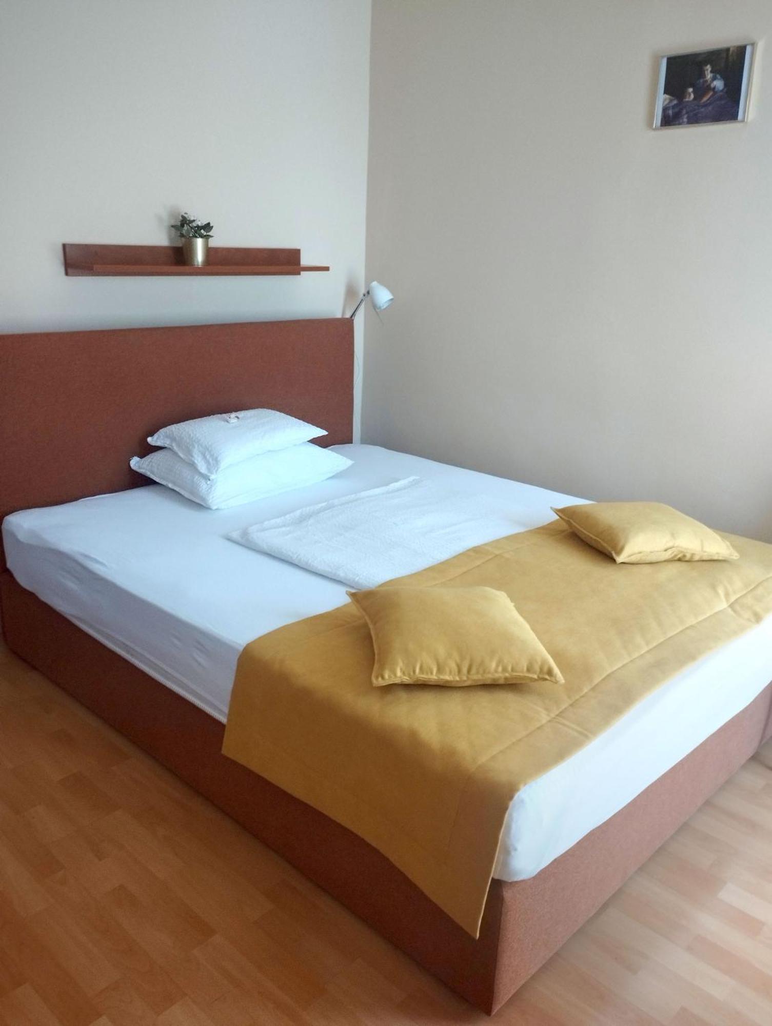 Stan Es Panzio Bed & Breakfast Balatonalmádi Екстериор снимка