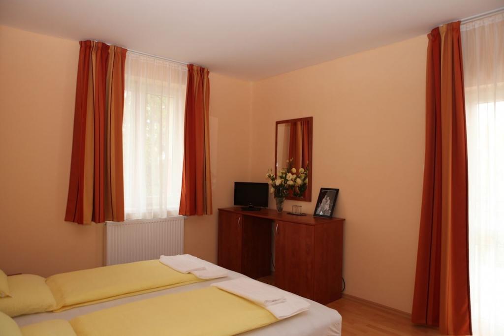 Stan Es Panzio Bed & Breakfast Balatonalmádi Стая снимка