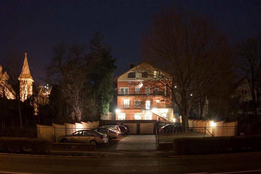 Stan Es Panzio Bed & Breakfast Balatonalmádi Екстериор снимка