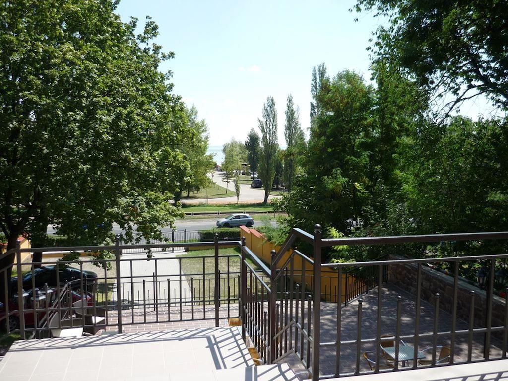 Stan Es Panzio Bed & Breakfast Balatonalmádi Екстериор снимка