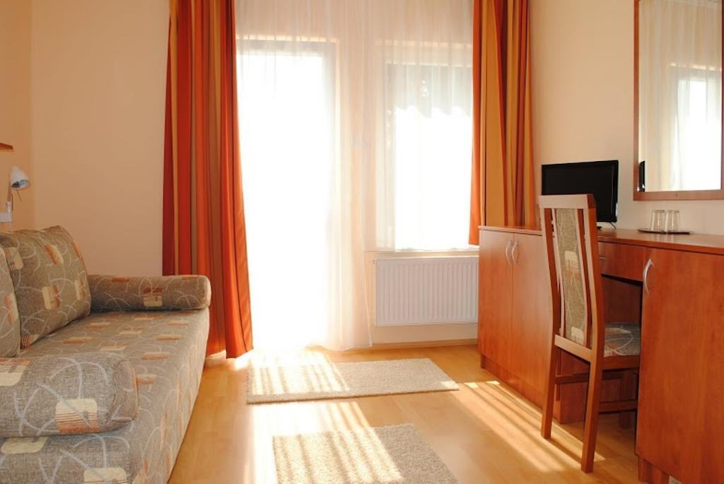 Stan Es Panzio Bed & Breakfast Balatonalmádi Стая снимка