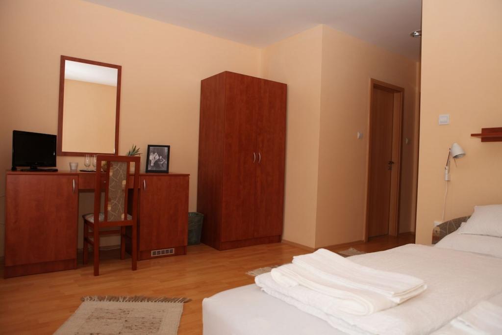 Stan Es Panzio Bed & Breakfast Balatonalmádi Екстериор снимка
